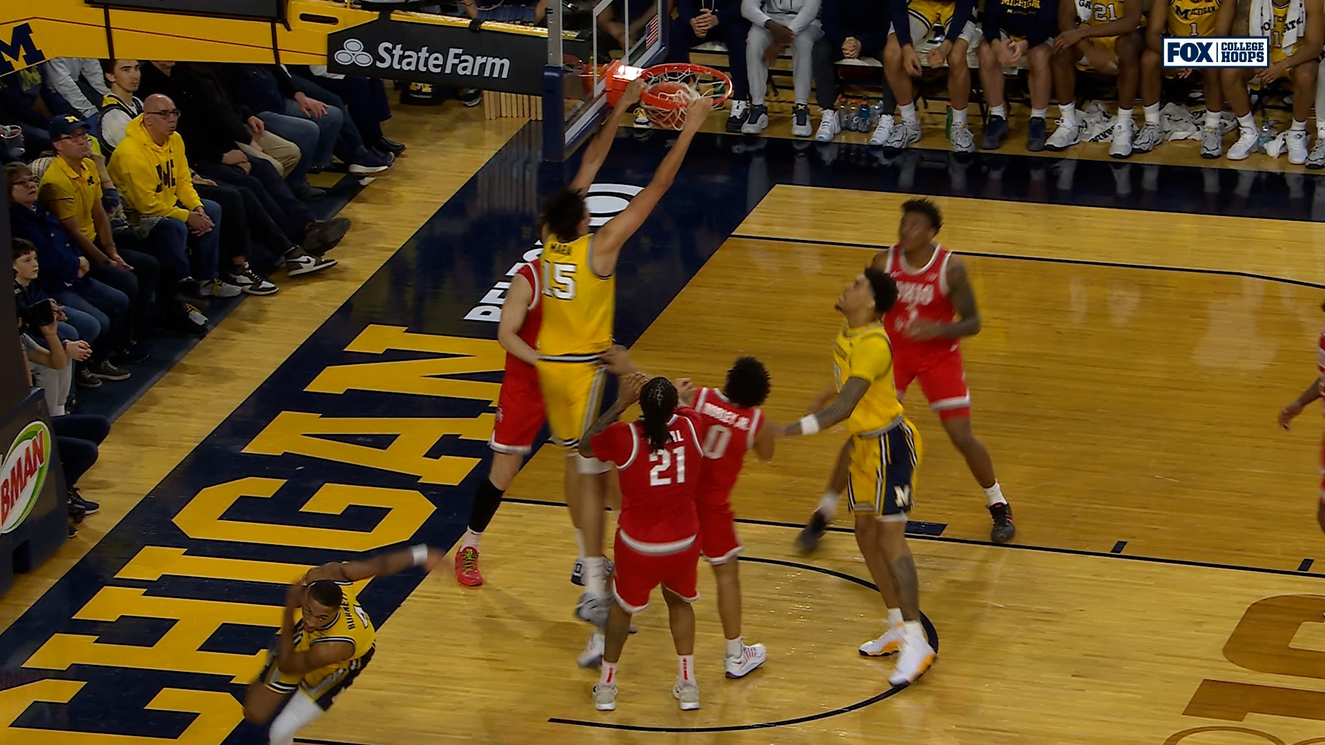 Aday Mara flies in for putback slam, extending Michigan’s lead over Ohio State