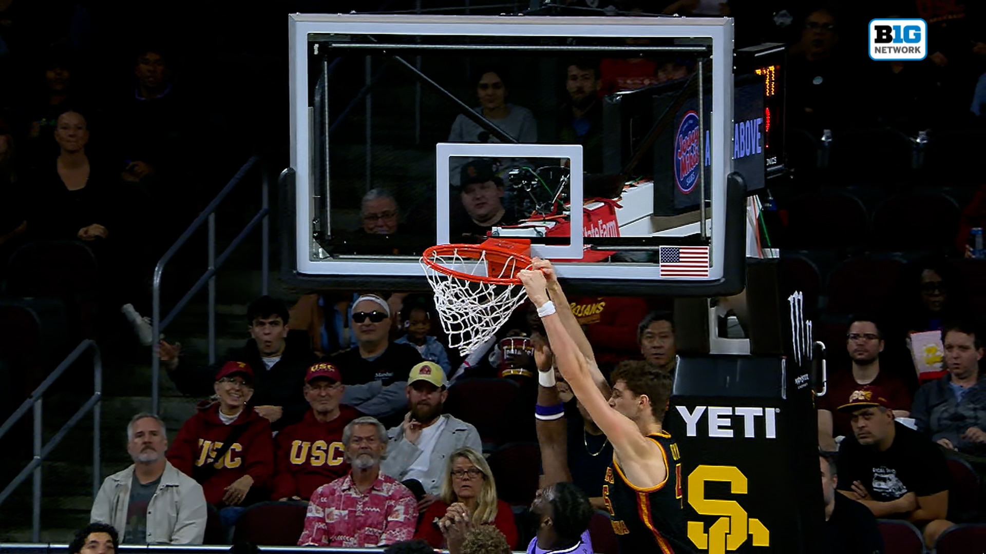 Jordan Marsh sets up Gabe Dynes for STRONG alley-oop, extending USC’s lead over Washington