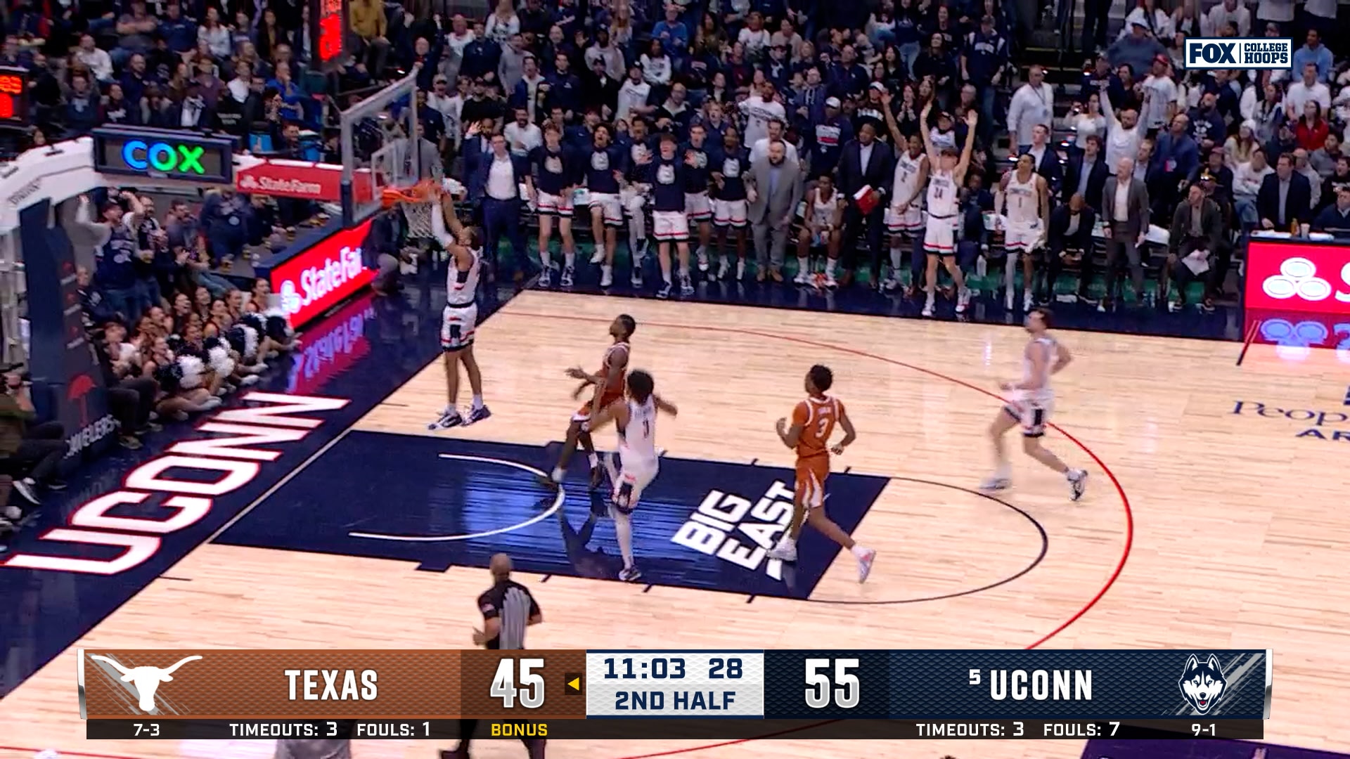 Jayden Ross goes FLYING for huge poster, extending UConn’s lead over Texas